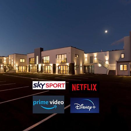 2 On Whiteleigh And 239 On Lincoln Motel Christchurch Eksteriør billede The campus at night
