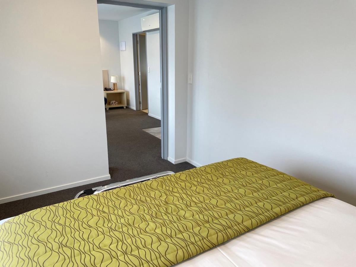 2 On Whiteleigh And 239 On Lincoln Motel Christchurch Eksteriør billede A bedroom at the hotel