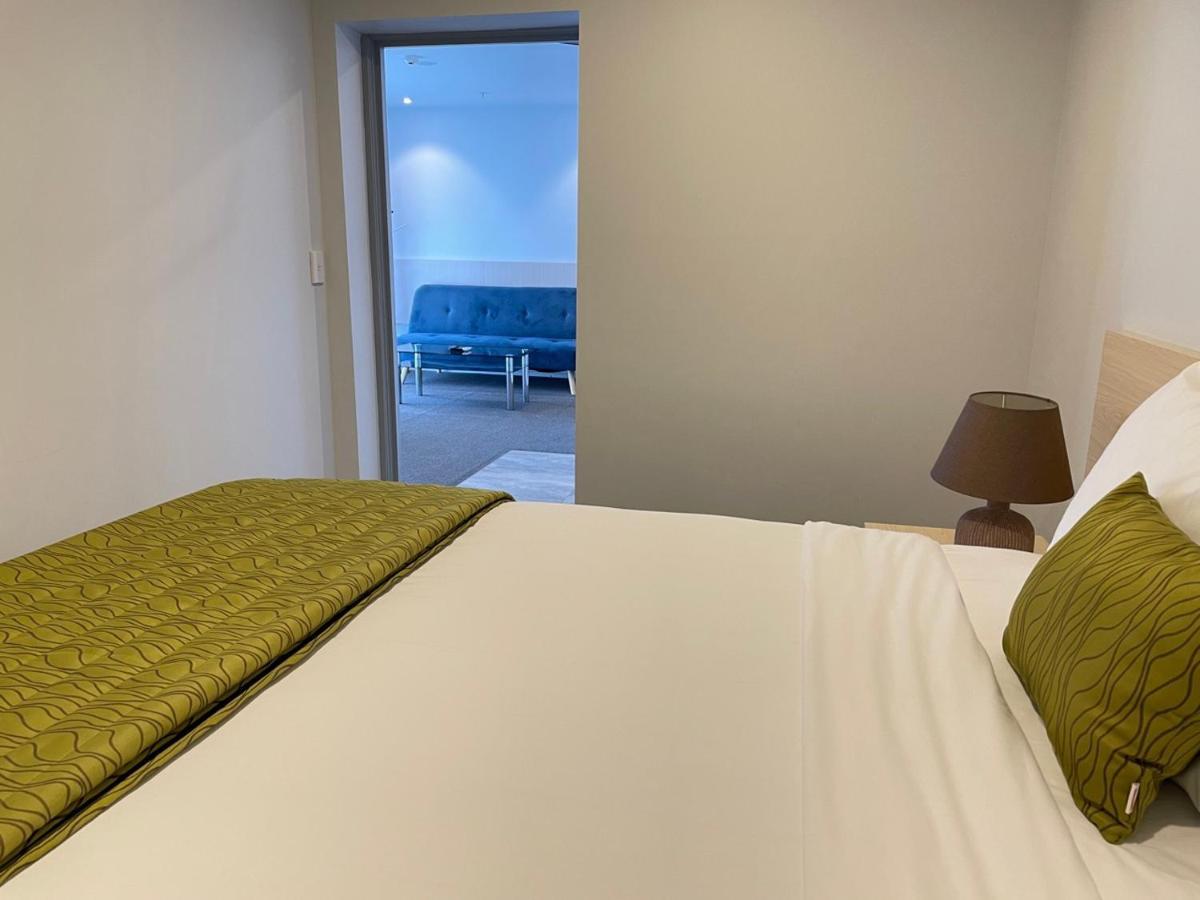 2 On Whiteleigh And 239 On Lincoln Motel Christchurch Eksteriør billede A bedroom at the hotel