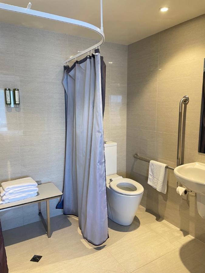 2 On Whiteleigh And 239 On Lincoln Motel Christchurch Eksteriør billede A shower curtain