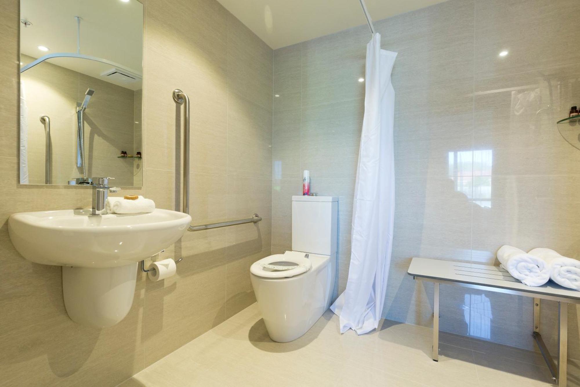 2 On Whiteleigh And 239 On Lincoln Motel Christchurch Eksteriør billede A wet room