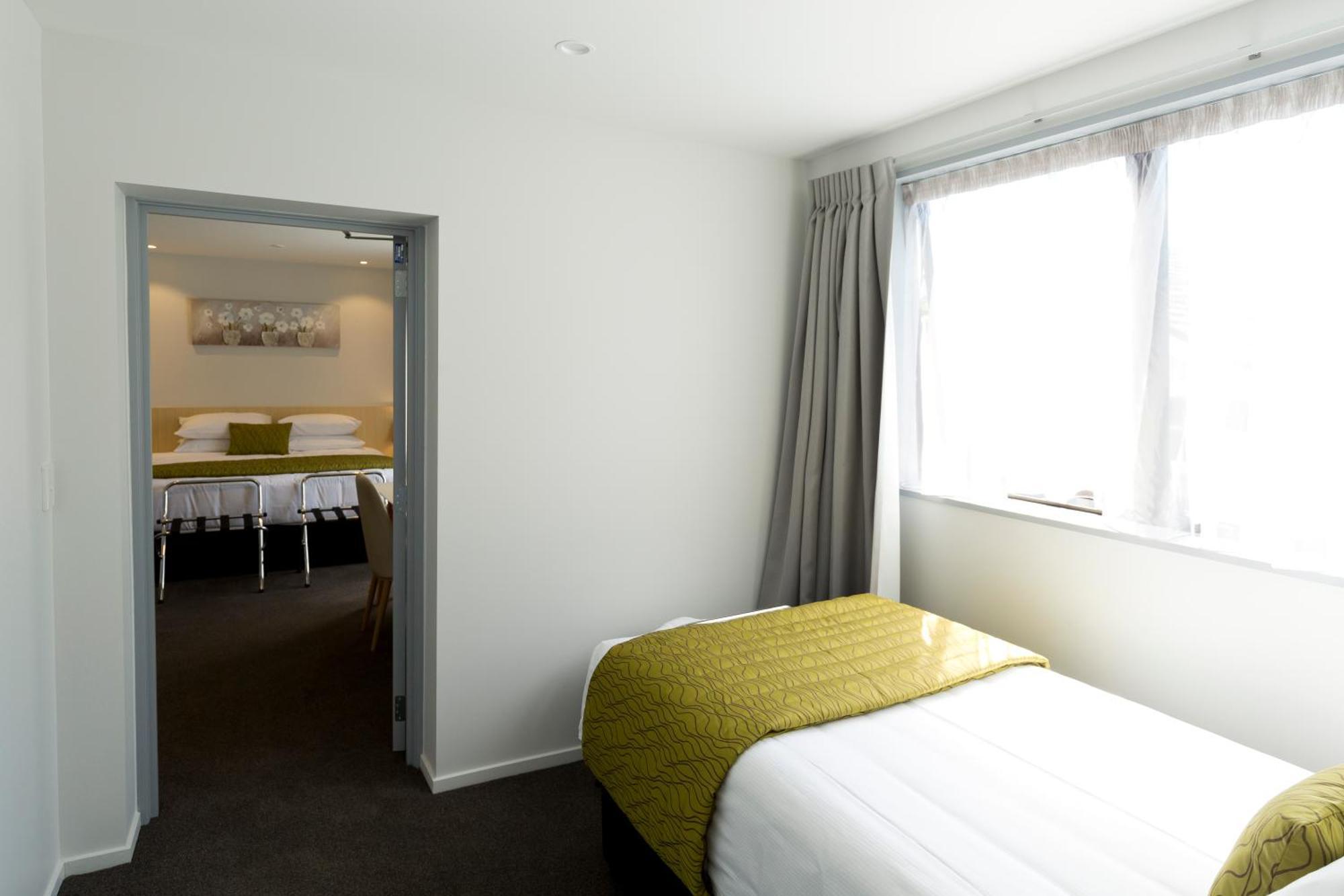 2 On Whiteleigh And 239 On Lincoln Motel Christchurch Eksteriør billede A typical room at the hotel
