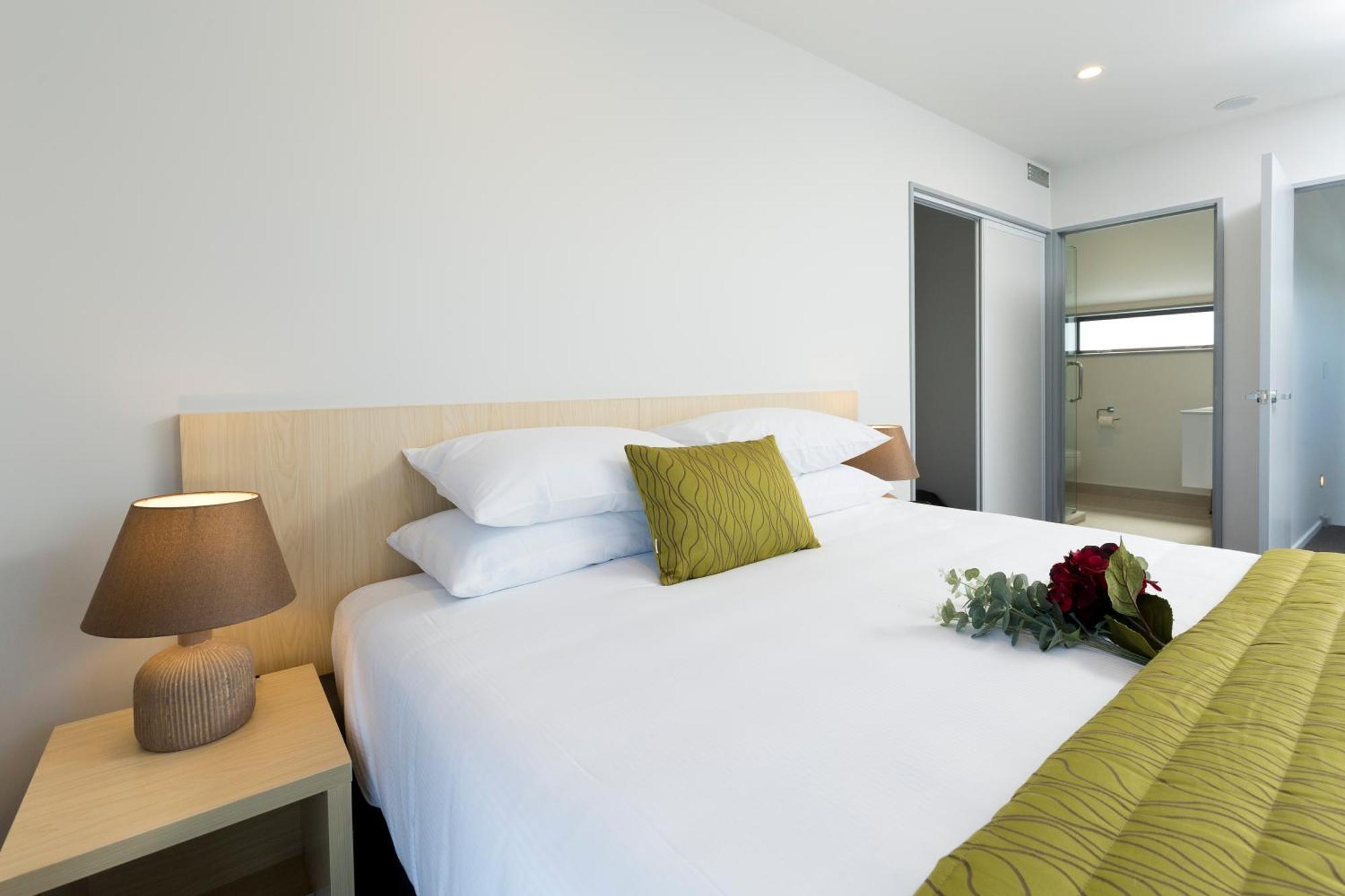 2 On Whiteleigh And 239 On Lincoln Motel Christchurch Eksteriør billede A bedroom at the hotel