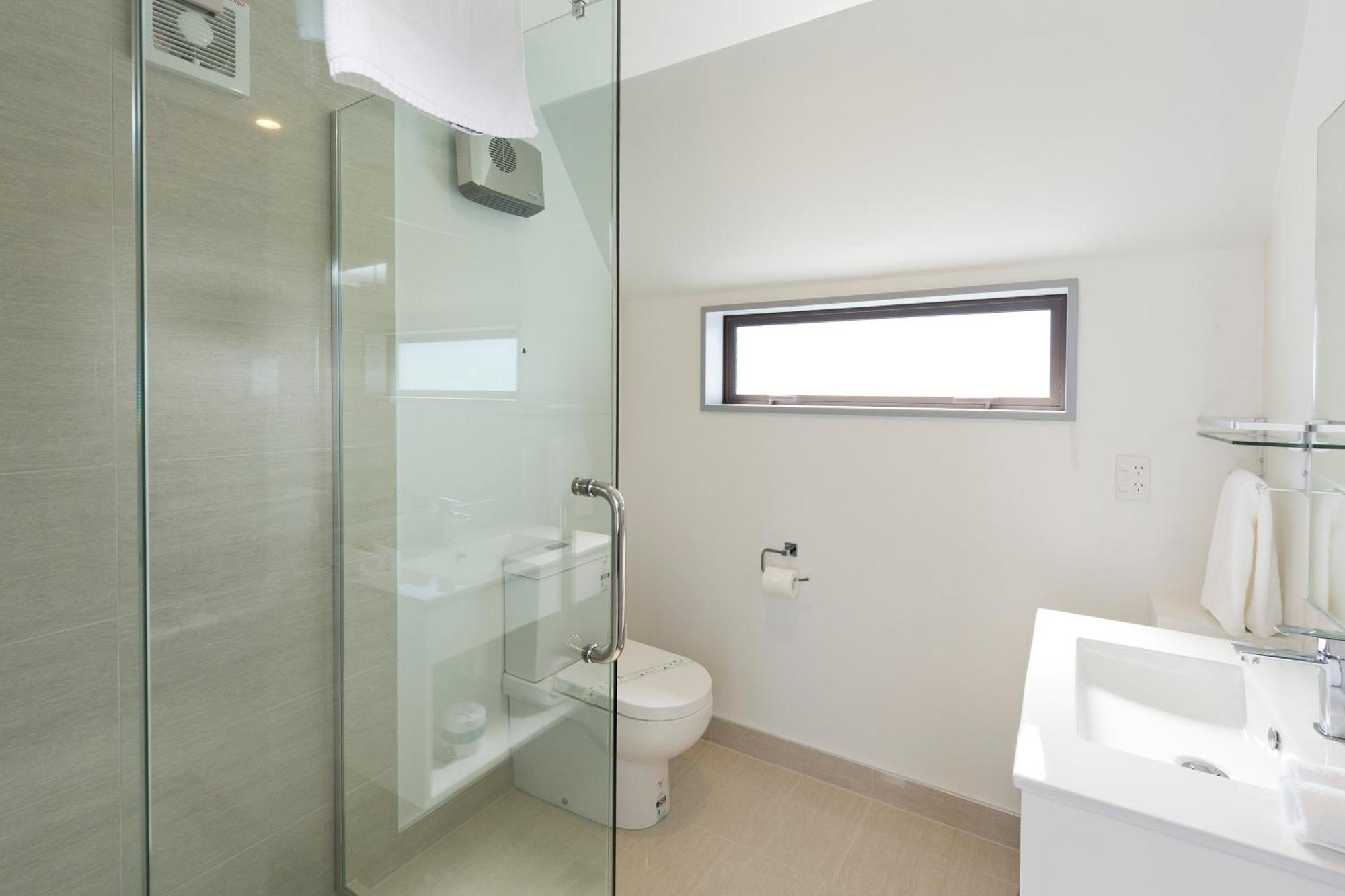2 On Whiteleigh And 239 On Lincoln Motel Christchurch Eksteriør billede A bathroom with a shower enclosure