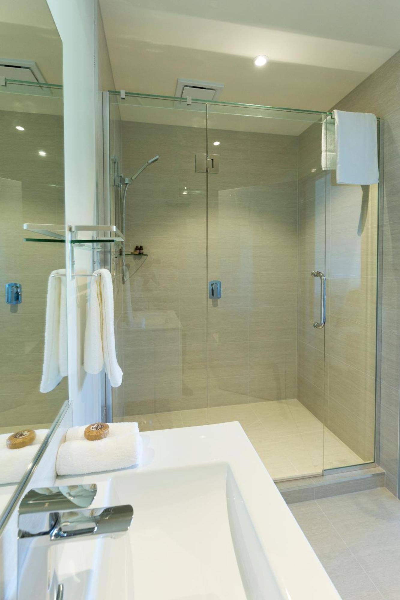 2 On Whiteleigh And 239 On Lincoln Motel Christchurch Eksteriør billede A shower enclosure