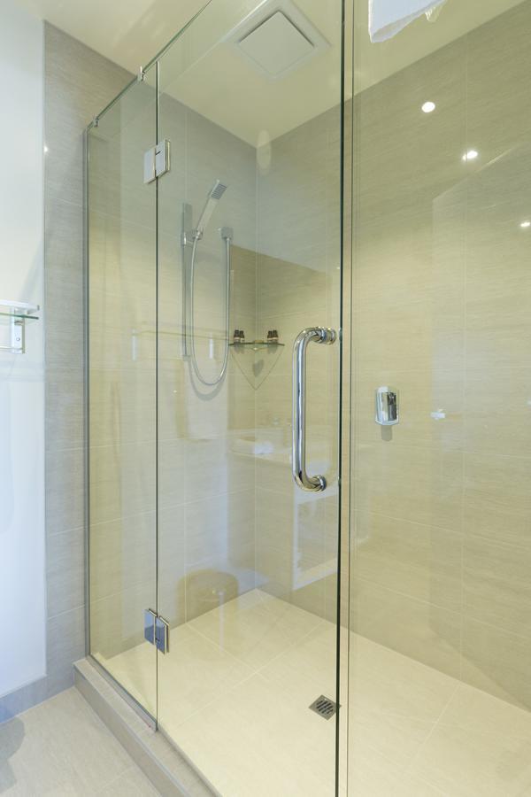 2 On Whiteleigh And 239 On Lincoln Motel Christchurch Eksteriør billede A shower door