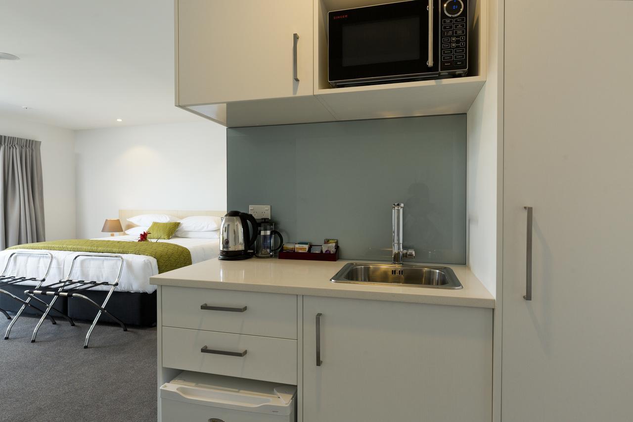 2 On Whiteleigh And 239 On Lincoln Motel Christchurch Eksteriør billede A kitchenette in a hotel room