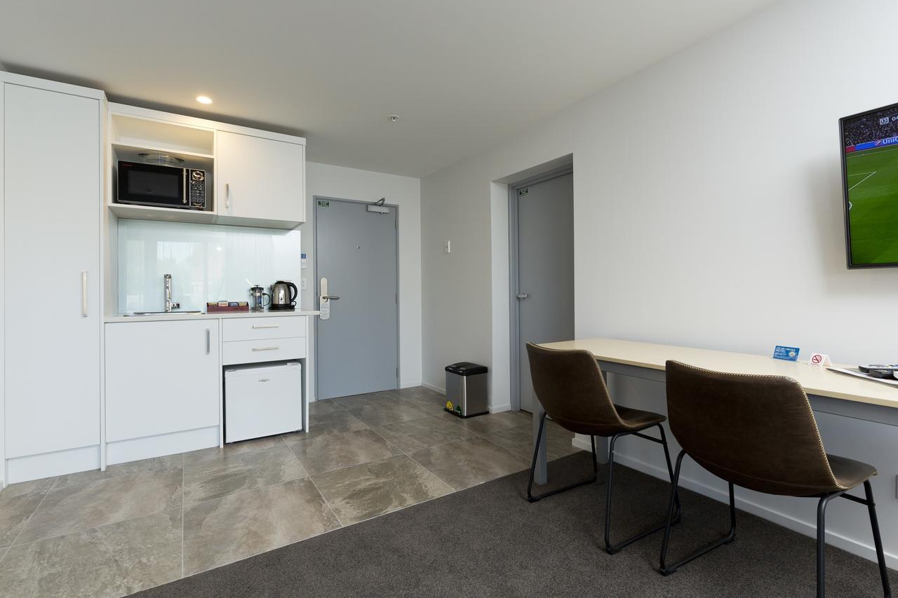2 On Whiteleigh And 239 On Lincoln Motel Christchurch Eksteriør billede Kitchenette in a one-bedroom apartment