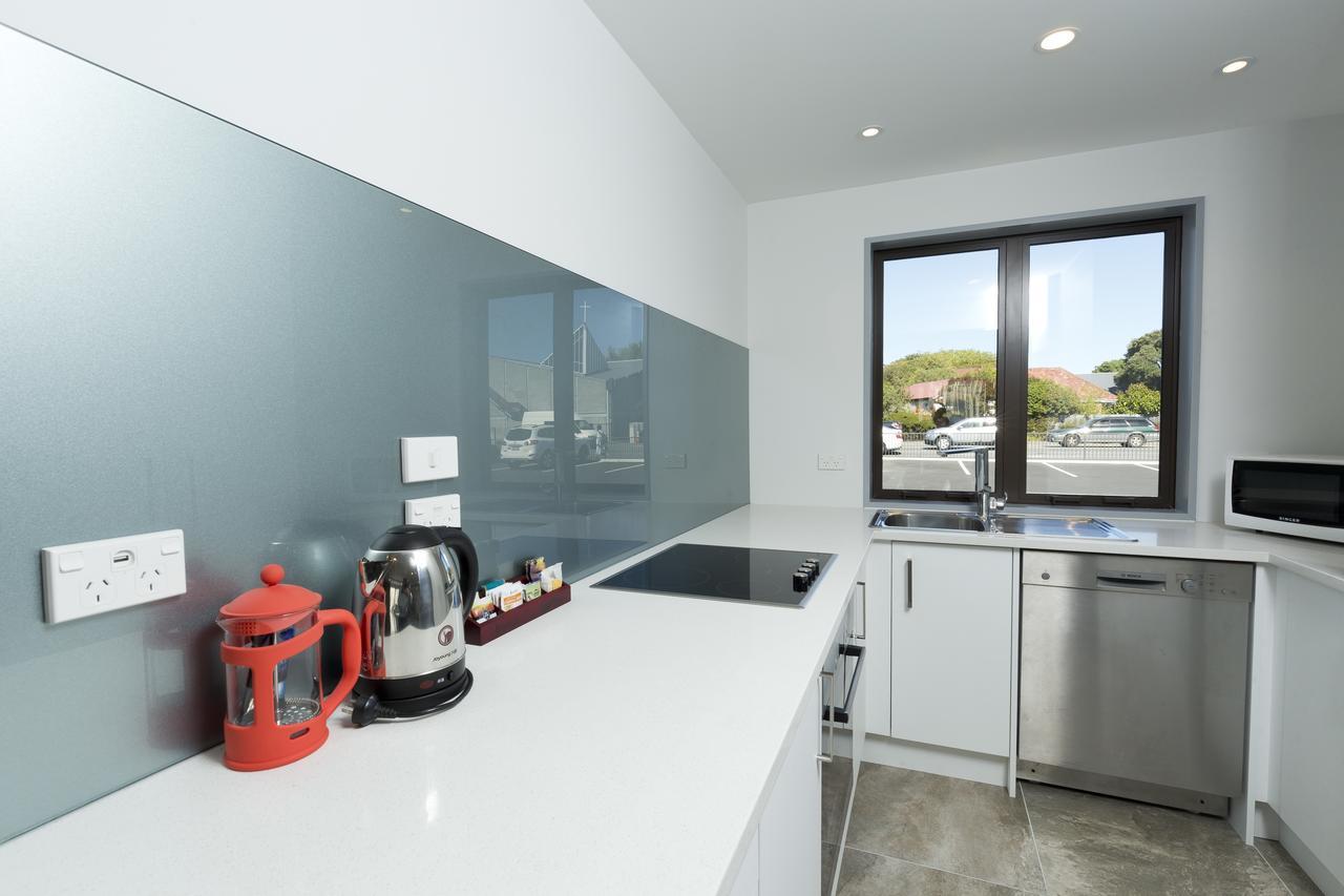 2 On Whiteleigh And 239 On Lincoln Motel Christchurch Eksteriør billede A kitchen with a built-in dishwasher