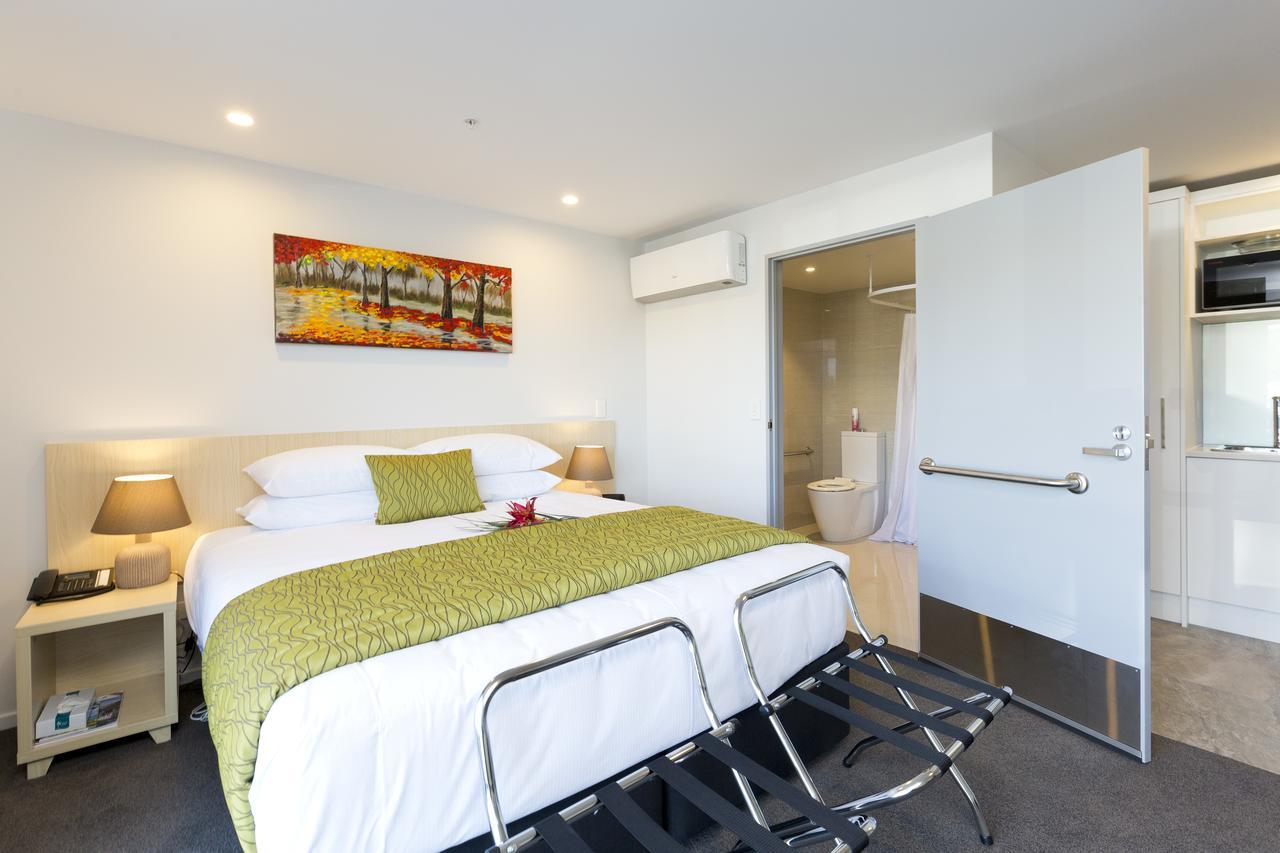 2 On Whiteleigh And 239 On Lincoln Motel Christchurch Eksteriør billede A bedroom in a serviced apartment