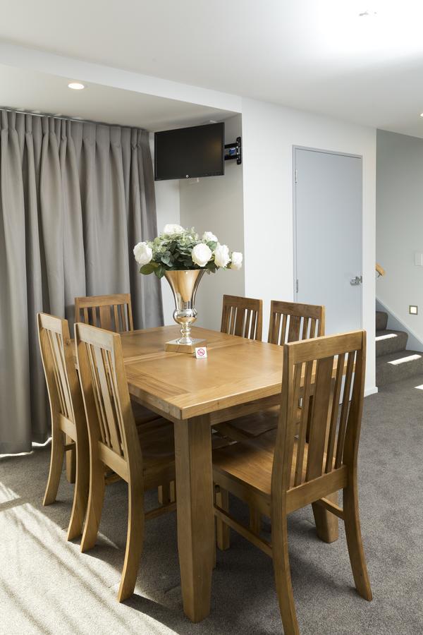 2 On Whiteleigh And 239 On Lincoln Motel Christchurch Eksteriør billede A dining room in a house