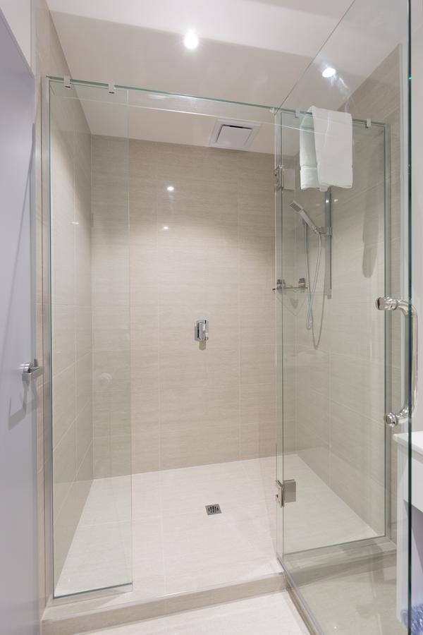 2 On Whiteleigh And 239 On Lincoln Motel Christchurch Eksteriør billede A shower enclosure