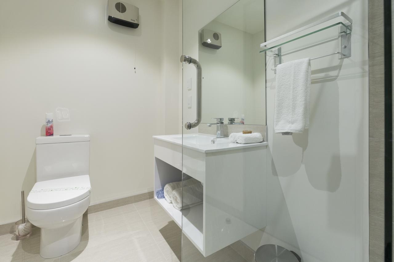 2 On Whiteleigh And 239 On Lincoln Motel Christchurch Eksteriør billede Bathroom