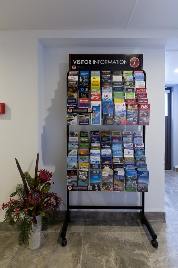 2 On Whiteleigh And 239 On Lincoln Motel Christchurch Eksteriør billede A rack of tourist maps